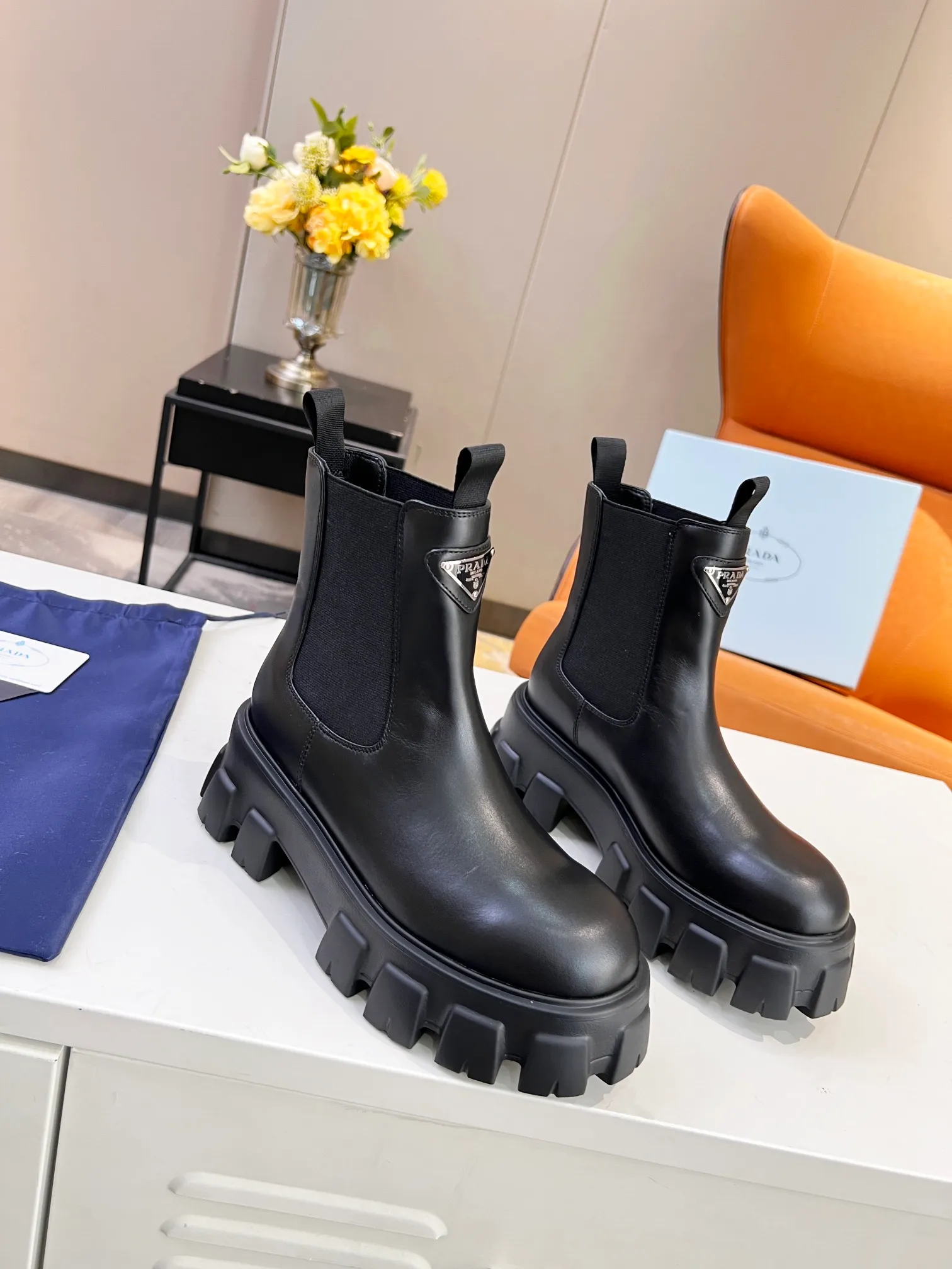 👟👟Ex-factory price 560👟👟 Top level🔝2023 SSS launches Prada short boots series🌲🌲 🆚🆚🆚 💥PRADA's early autumn and winter T-stage catwalk show is the same style as "Dreams never sleep". Prada can use it on important occasions. The fresh style has a little extravagant feeling, and it is perfect on the feet. 💃💃Wear it with these shoes. Elegant, crystal clear, and various accessories and materials are exclusively customized one-to-one, so that there is no distance from the original version. The entire series is a combination of exciting and unexpected elements, allowing you to appreciate the ever-changing style of the Prada girl. 1⃣ Upper: imported calfskin, 2⃣ Lining: imported sheepskin lining 3⃣ Outsole: Italian original TPU foam outsole, available in 5 colors, code number 35-41